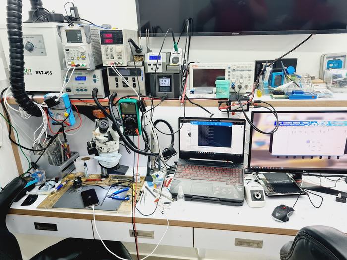 Banco de trabajo con microscopio en ServiBorja