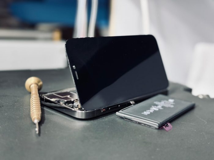 iPhone abierto durante un cambio de batería en ServiBorja