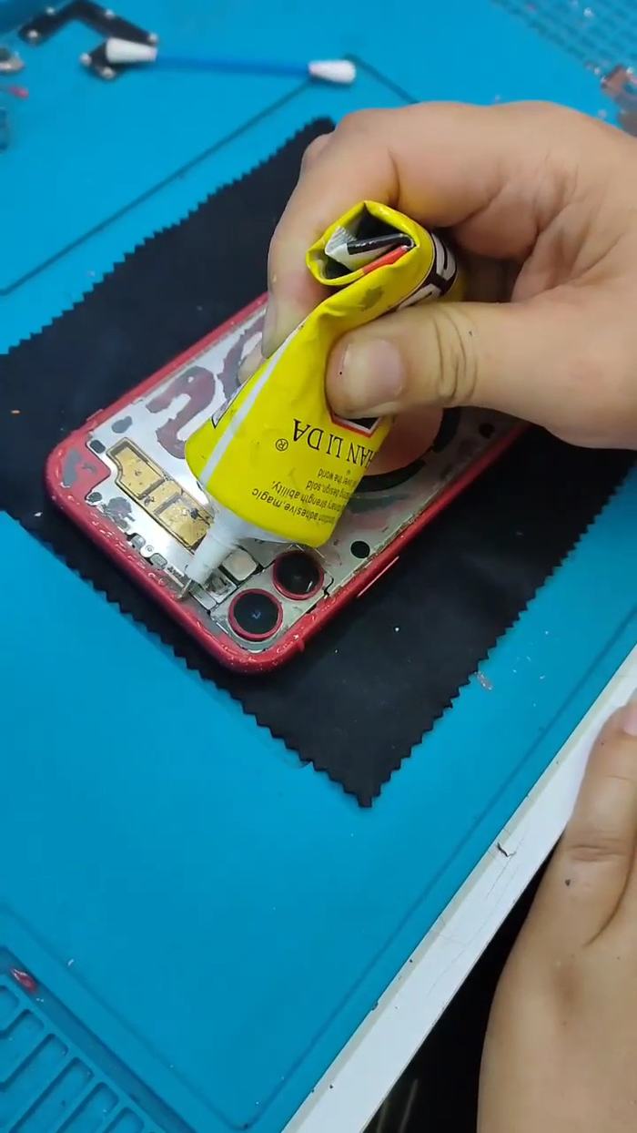 iPhone en reparación en el banco de trabajo de ServiBorja